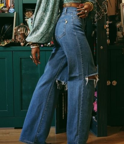DAPHNE MID RISE 90's DISTRESSED JEANS
